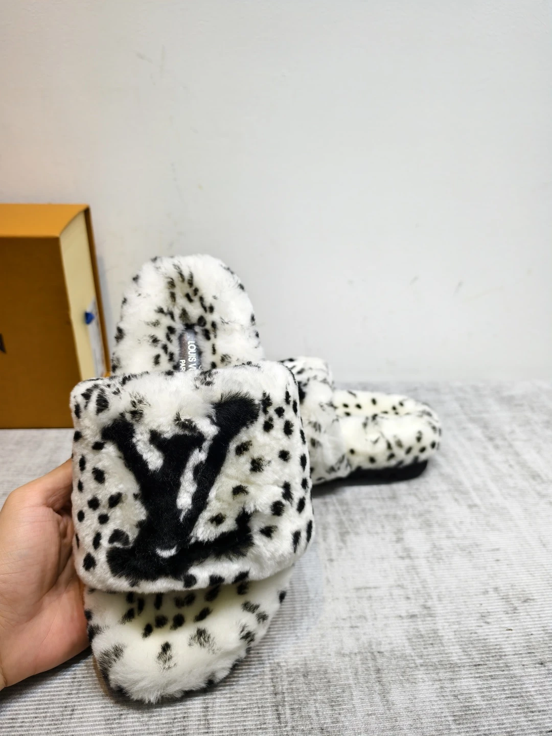 LV 26K new fur slippers