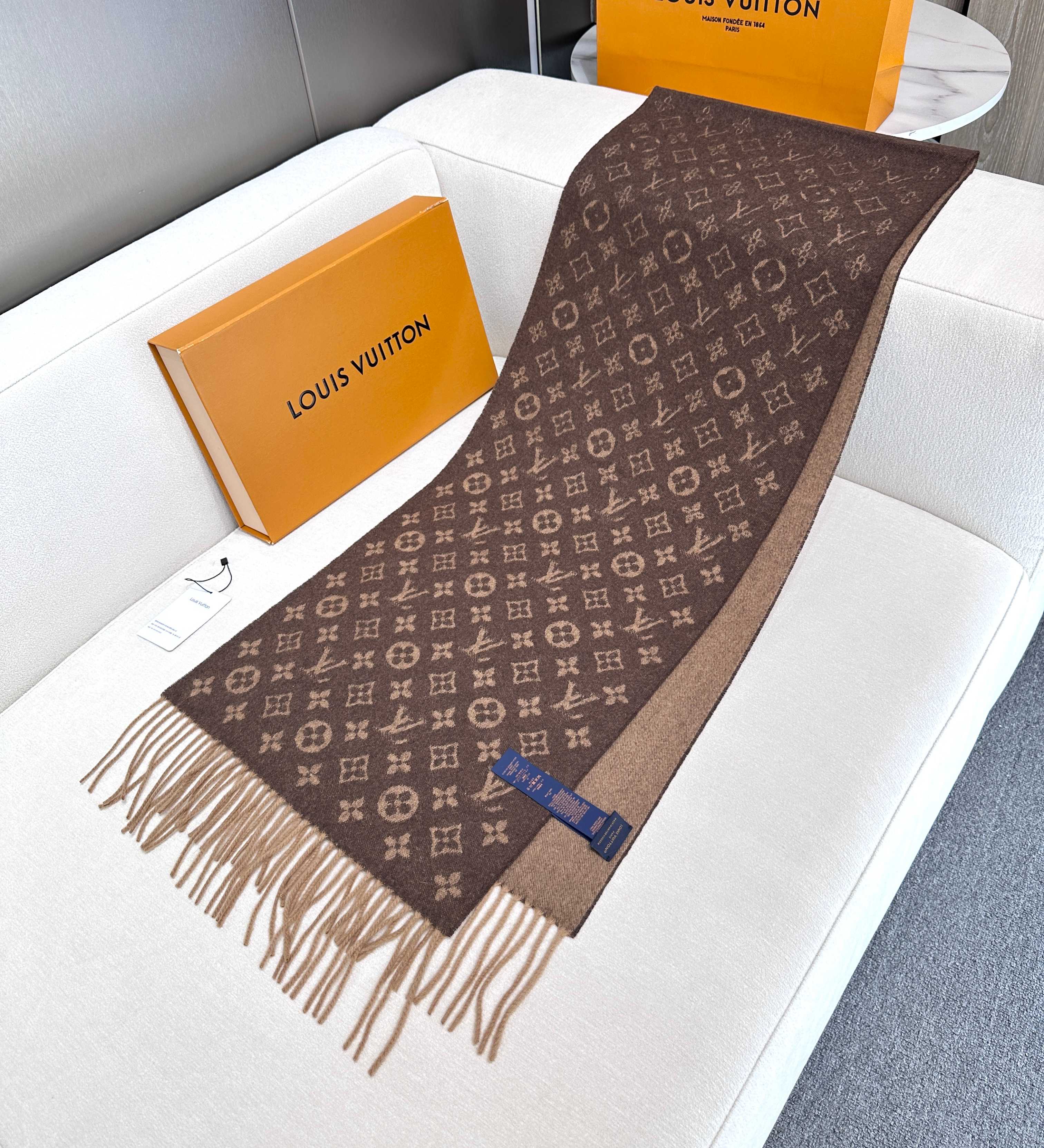 Louis Vuitton Classical Scarf for Men / women