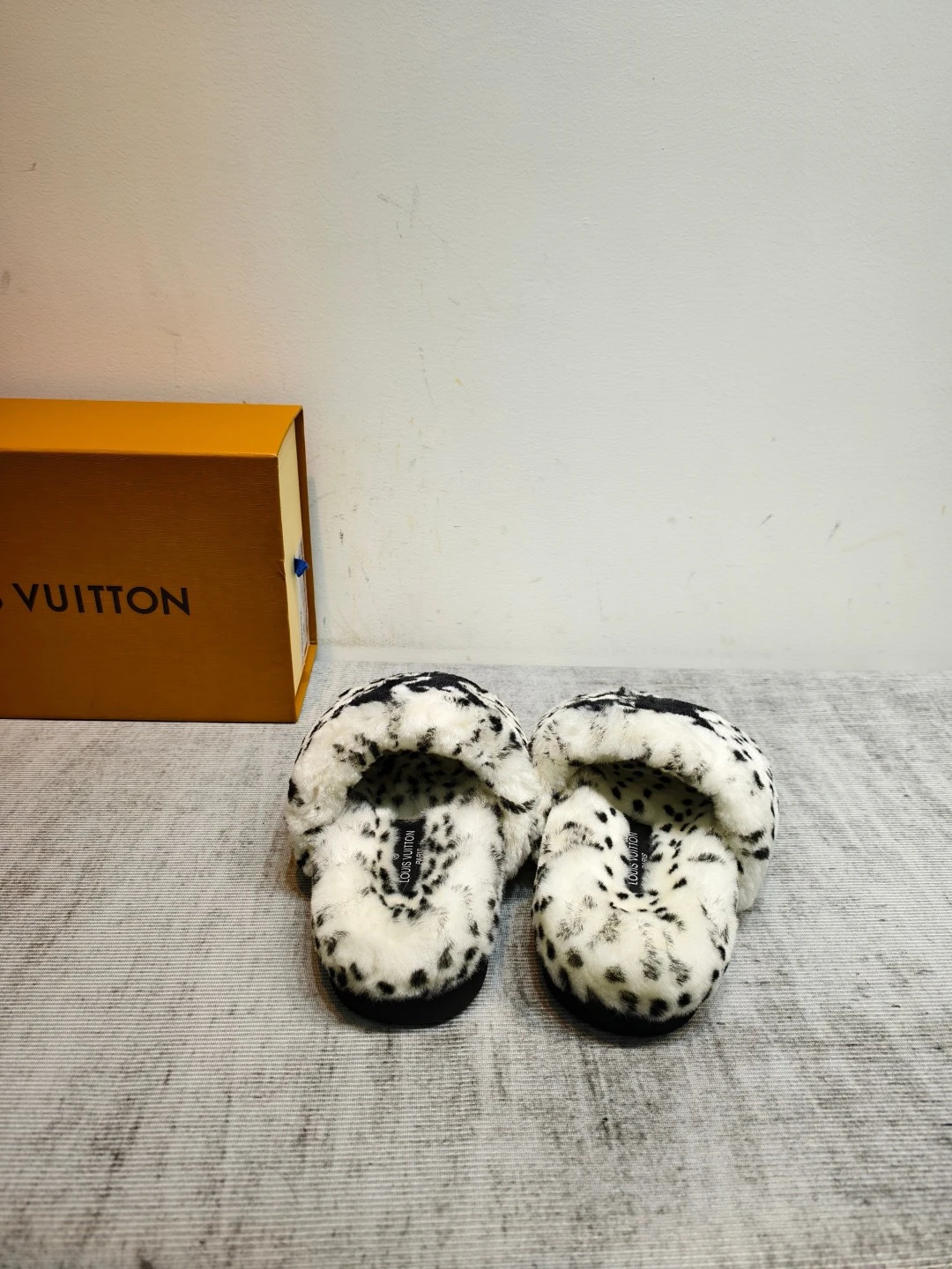 LV 26K new fur slippers