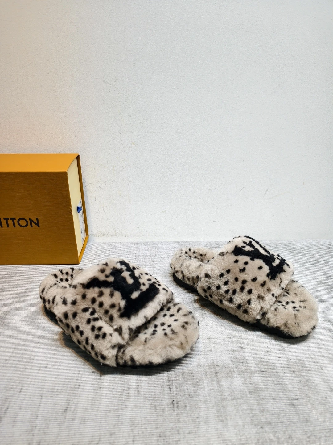 LV 26K New Fur Slippers