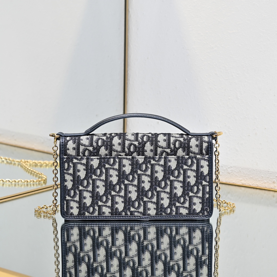 𝗗𝗶𝗼𝗿 𝗠𝗼𝗻𝘁𝗮𝗶𝗴𝗻𝗲 Chian Bag