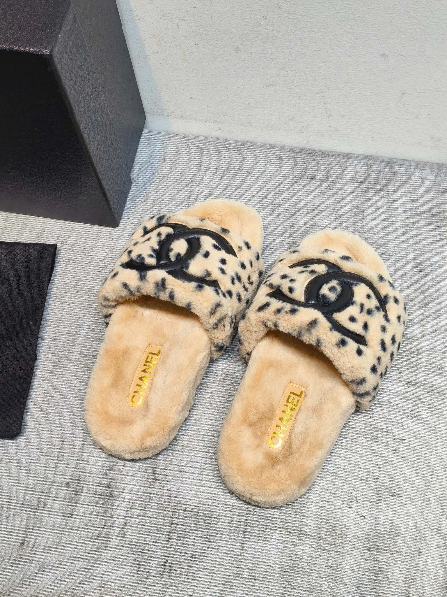 Chanel 2026 Fur slippers