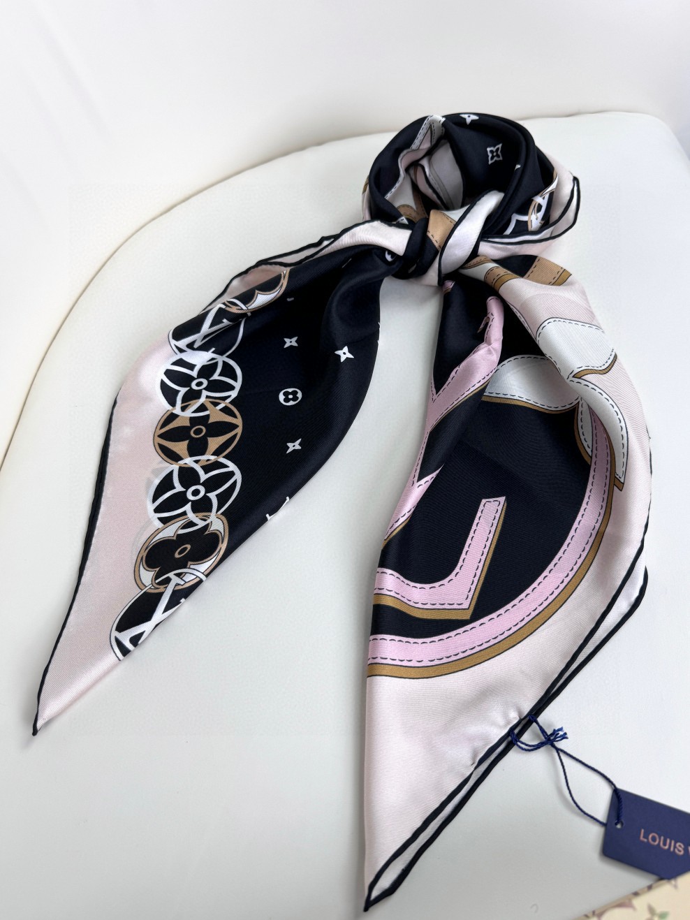 Louis Vuitton 100% Silkworm Scarf