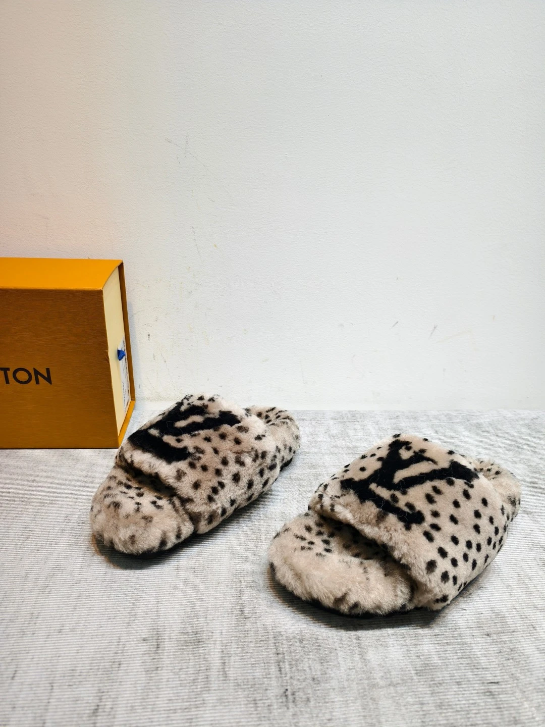 LV 26K New Fur Slippers