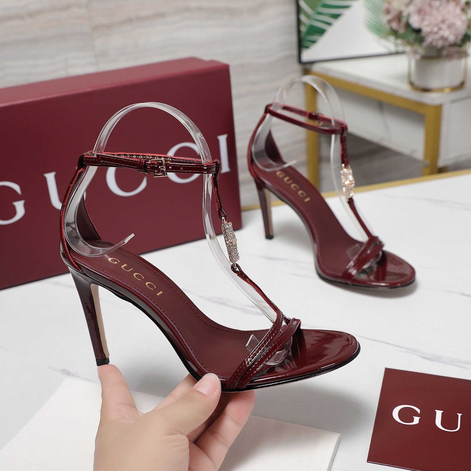 Gucci Round-toed sandals