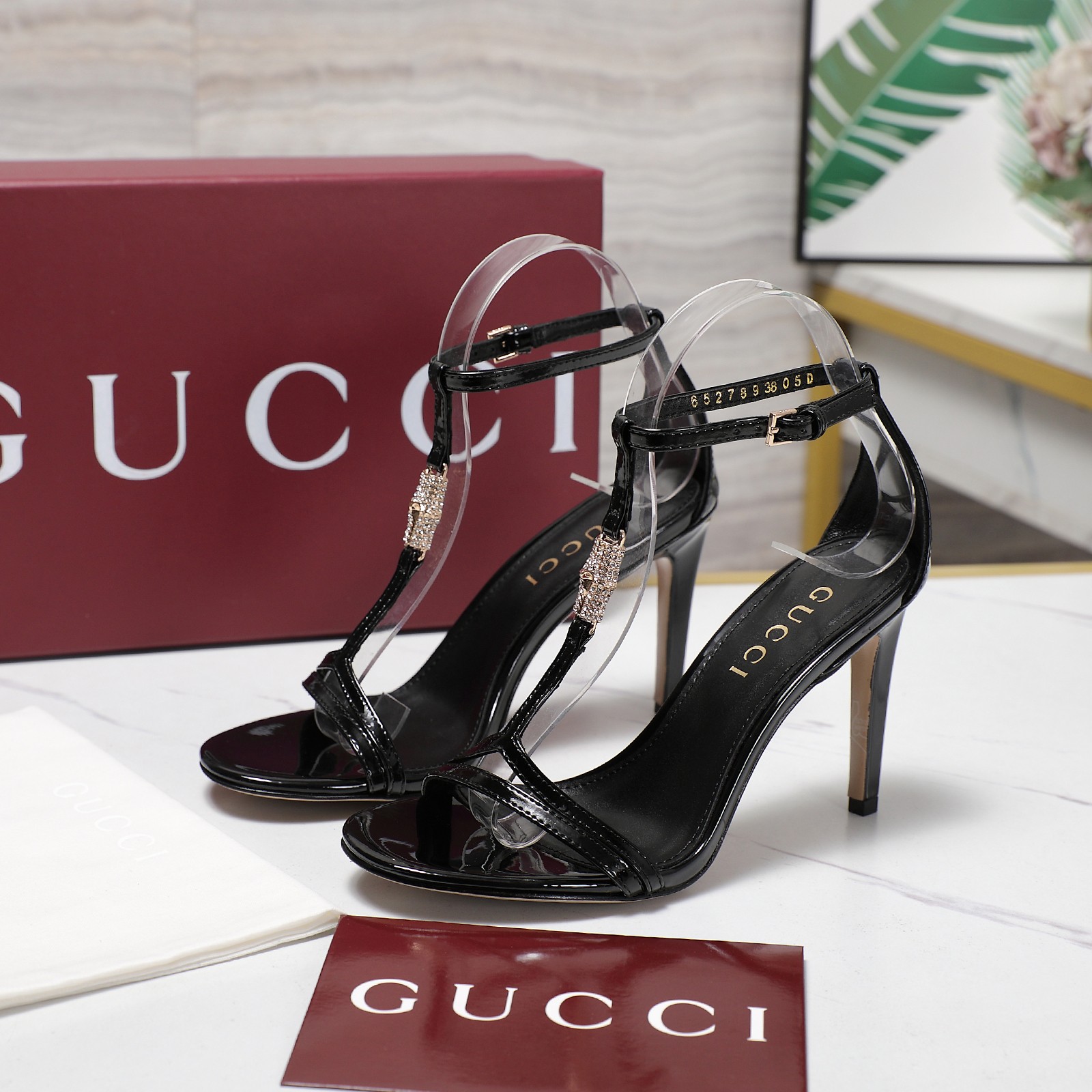 Gucci Round-toed sandals
