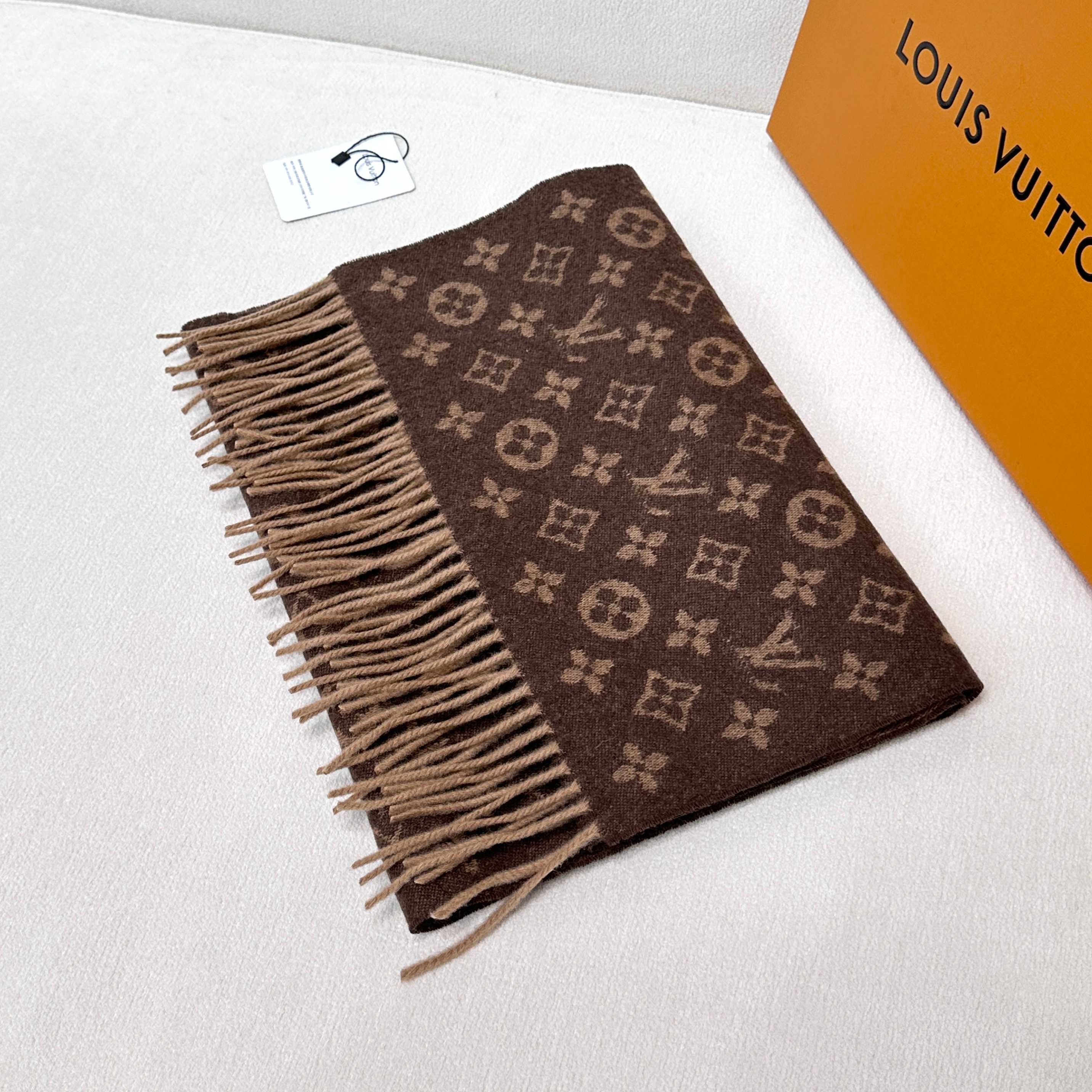 Louis Vuitton Classical Scarf for Men / women