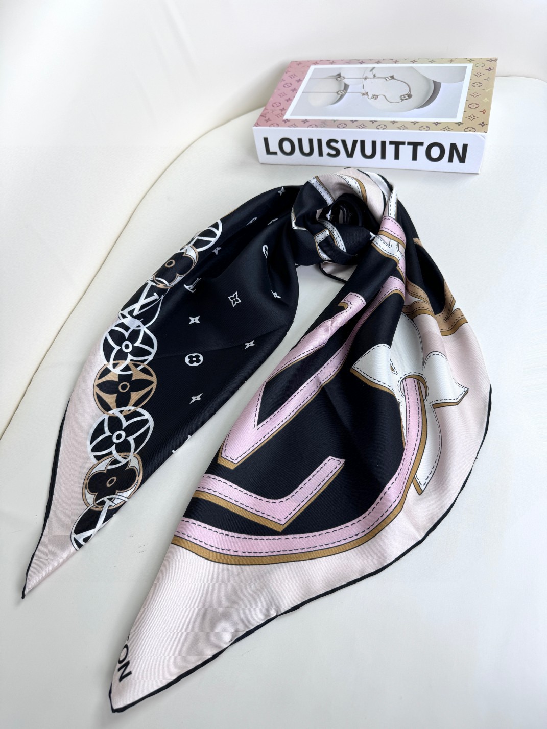 Louis Vuitton 100% Silkworm Scarf
