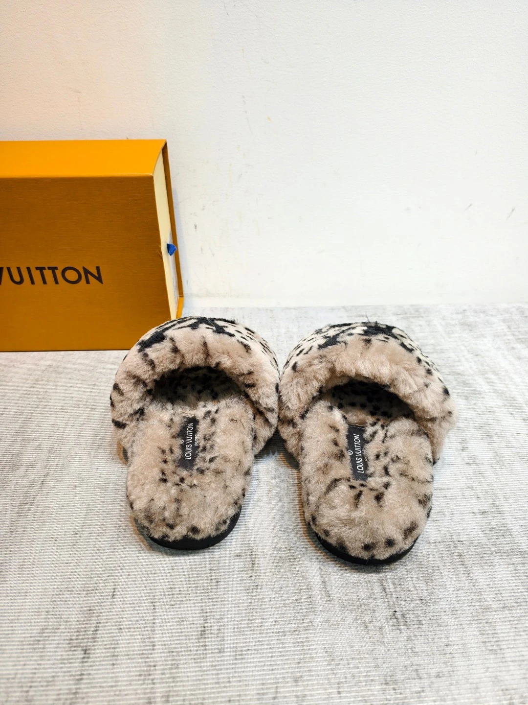 LV 26K New Fur Slippers