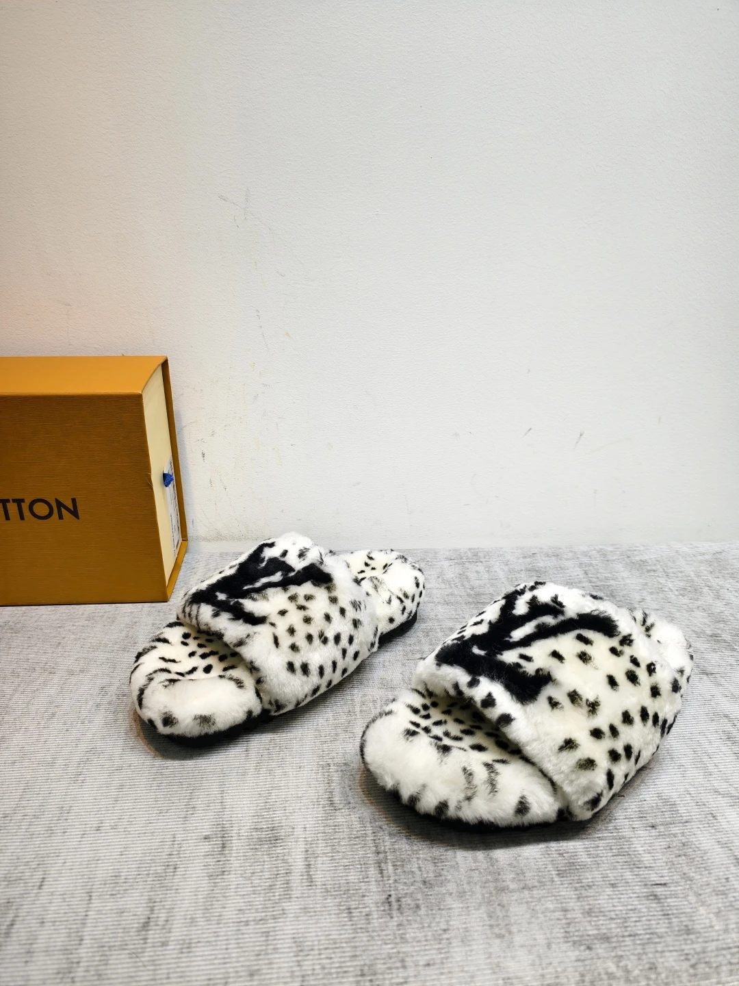 LV 26K new fur slippers