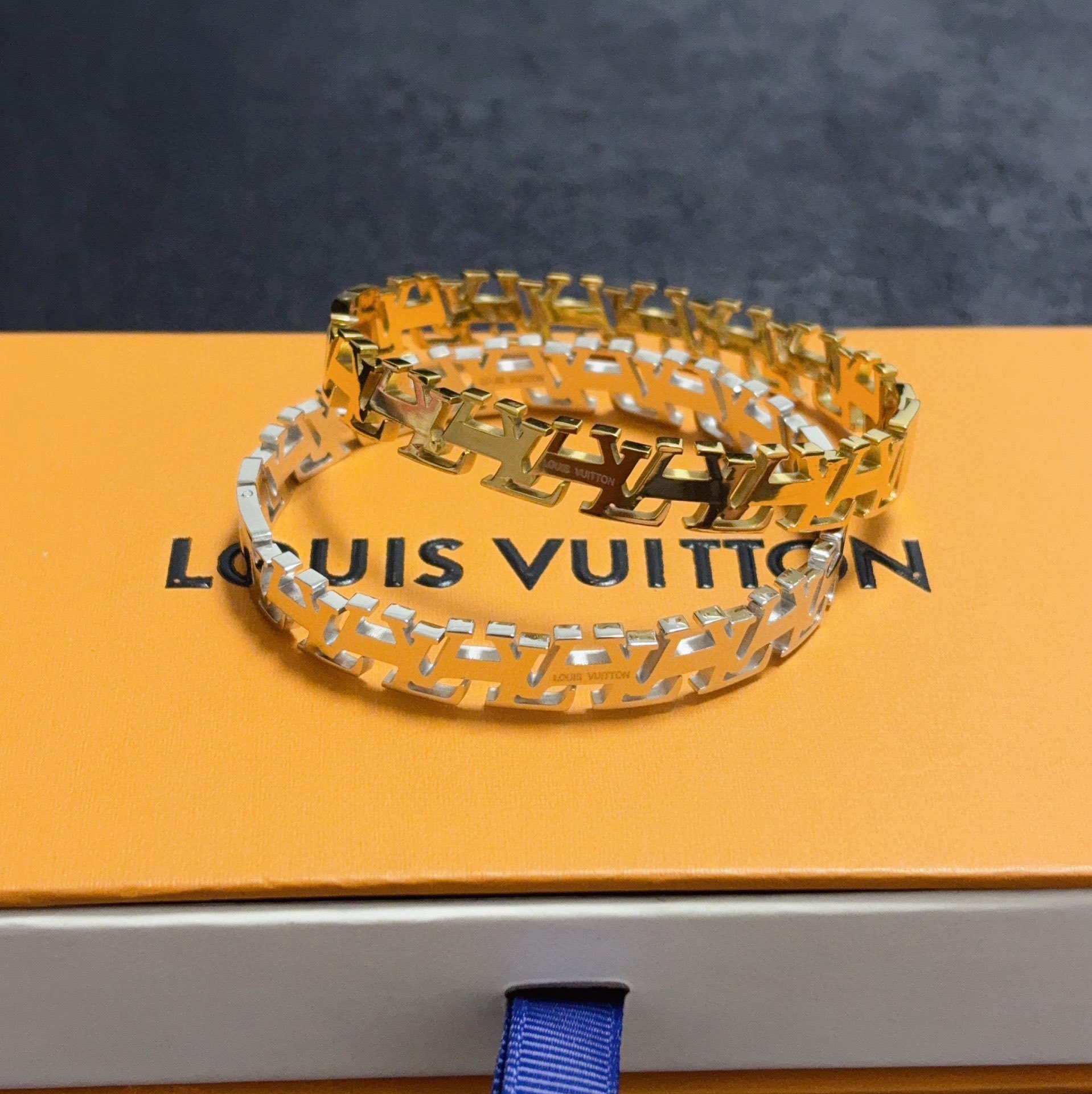 Louis Vuitton Logo hollow bracelet