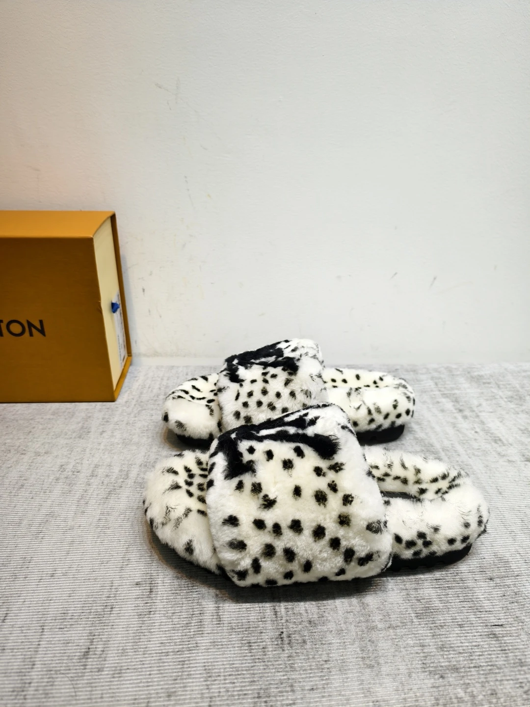 LV 26K new fur slippers