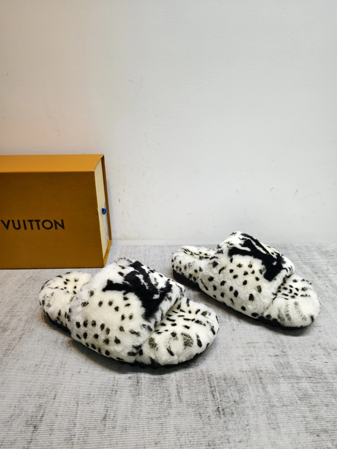 LV 26K new fur slippers