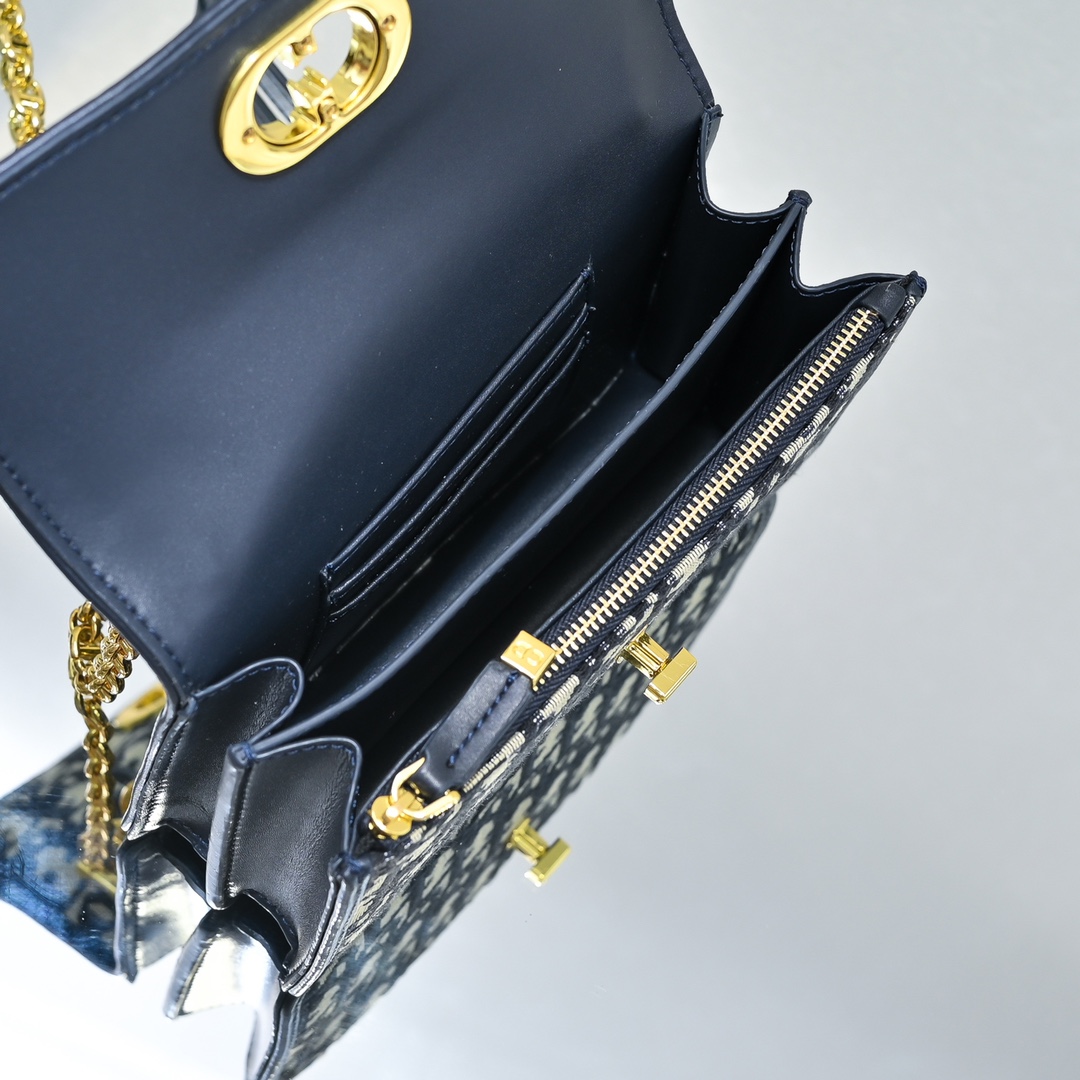 𝗗𝗶𝗼𝗿 𝗠𝗼𝗻𝘁𝗮𝗶𝗴𝗻𝗲 Chian Bag