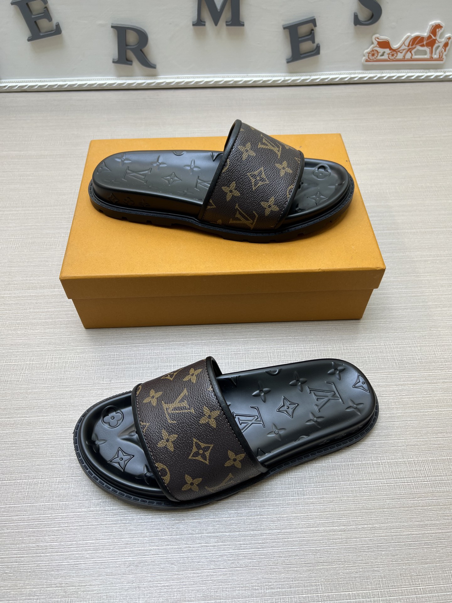 LOUlS VUlTTON Slipper
