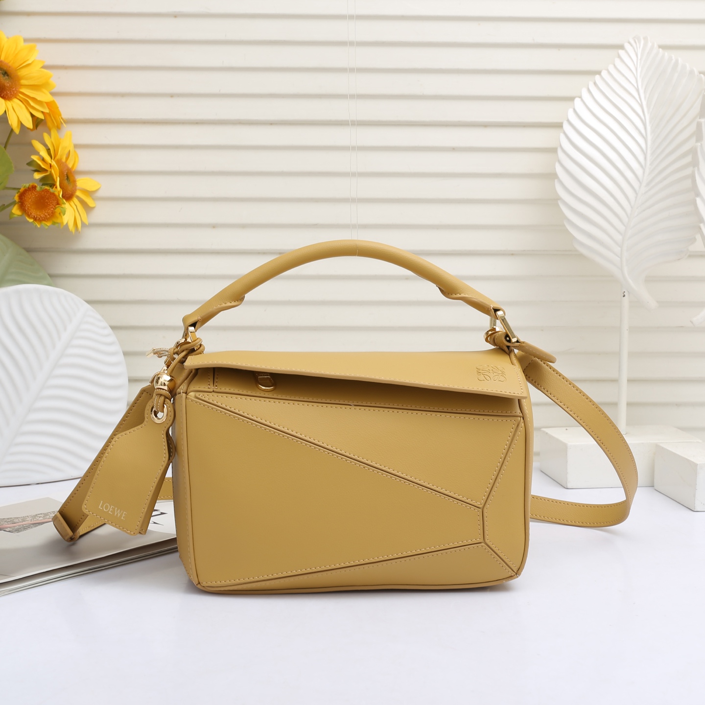 LOEWE Featherlight Puzzle2025