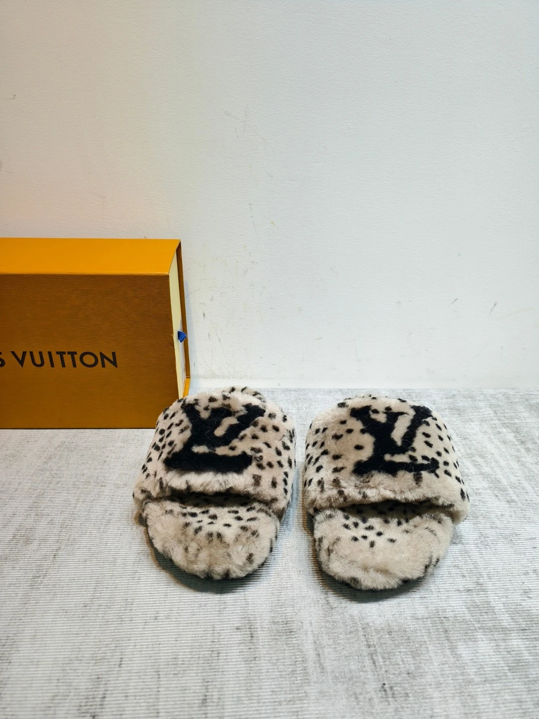LV 26K New Fur Slippers