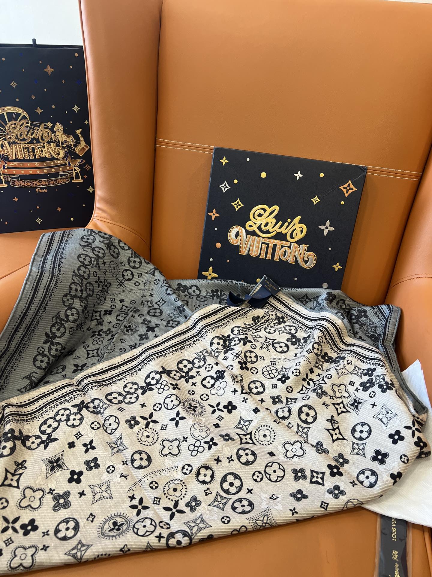 Louis Vuitton Scarves