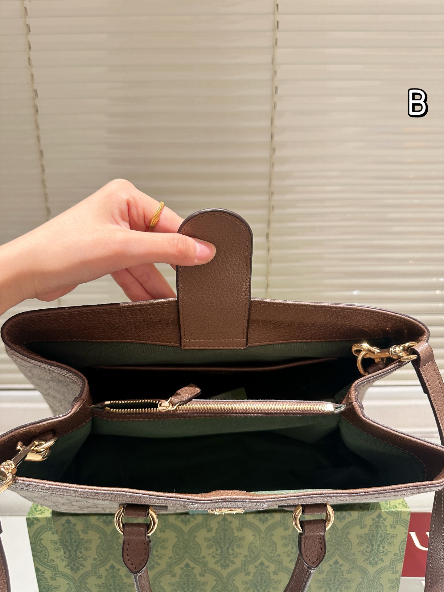Gucci Ophidia GG Medium Tote Bag