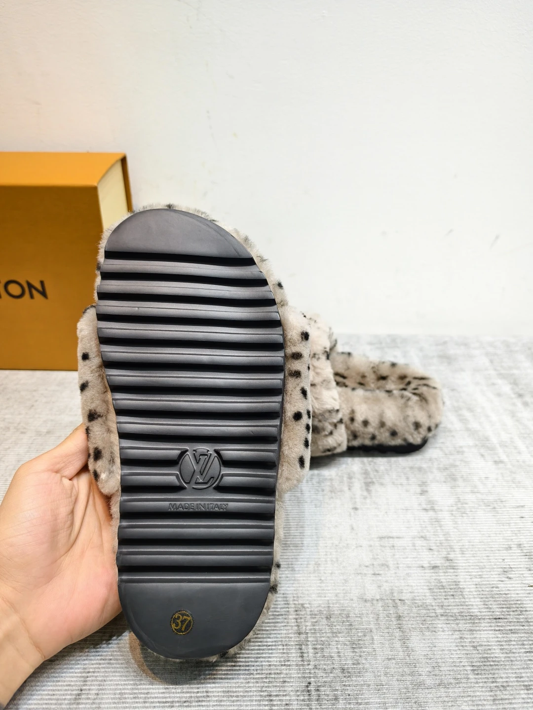 LV 26K New Fur Slippers