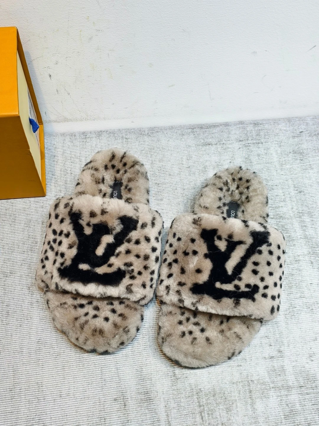 LV 26K New Fur Slippers