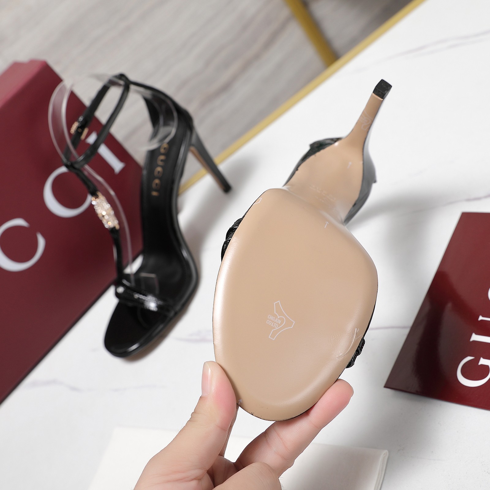 Gucci Round-toed sandals