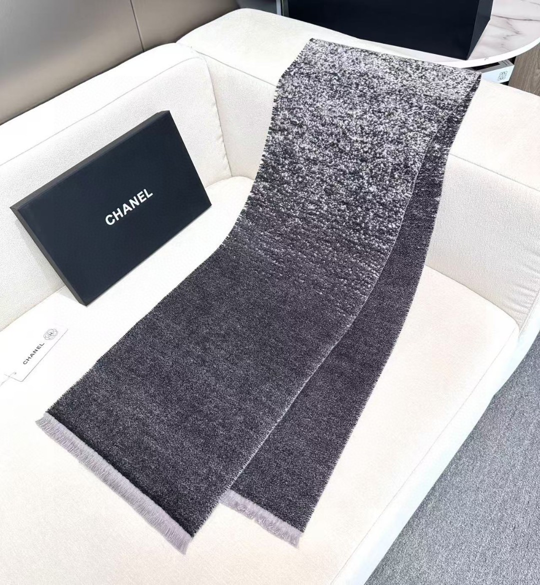 𝐂𝐡𝐚𝐧𝐞𝐥• 𝟐𝟒𝐁 Double C Logo Gradient Scarf