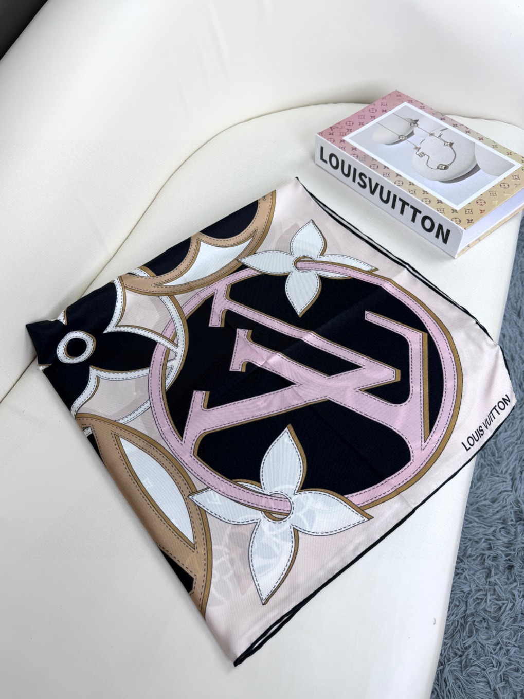 Louis Vuitton 100% Silkworm Scarf