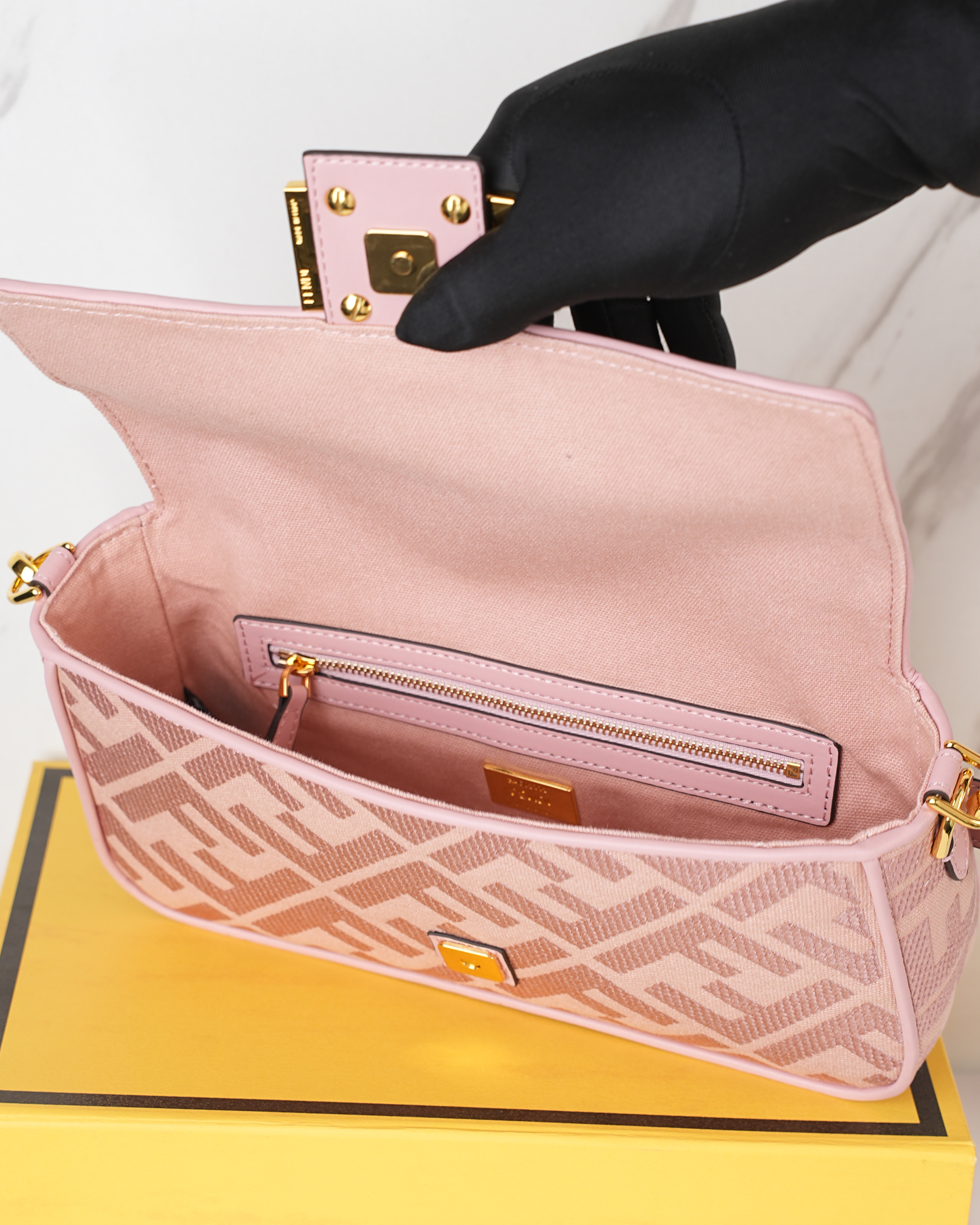 Fendi 𝐁𝐚𝐠𝐮𝐞𝐭𝐭𝐞