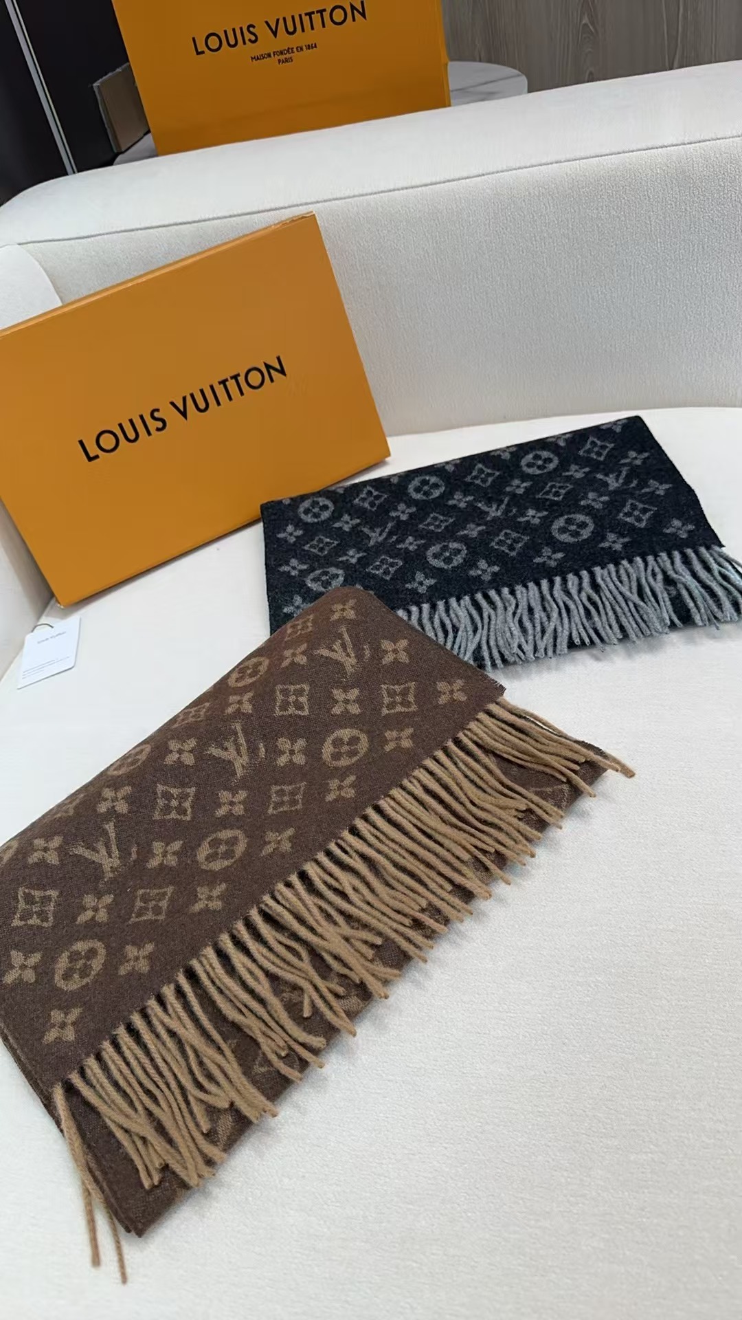 Louis Vuitton Classical Scarf for Men / women