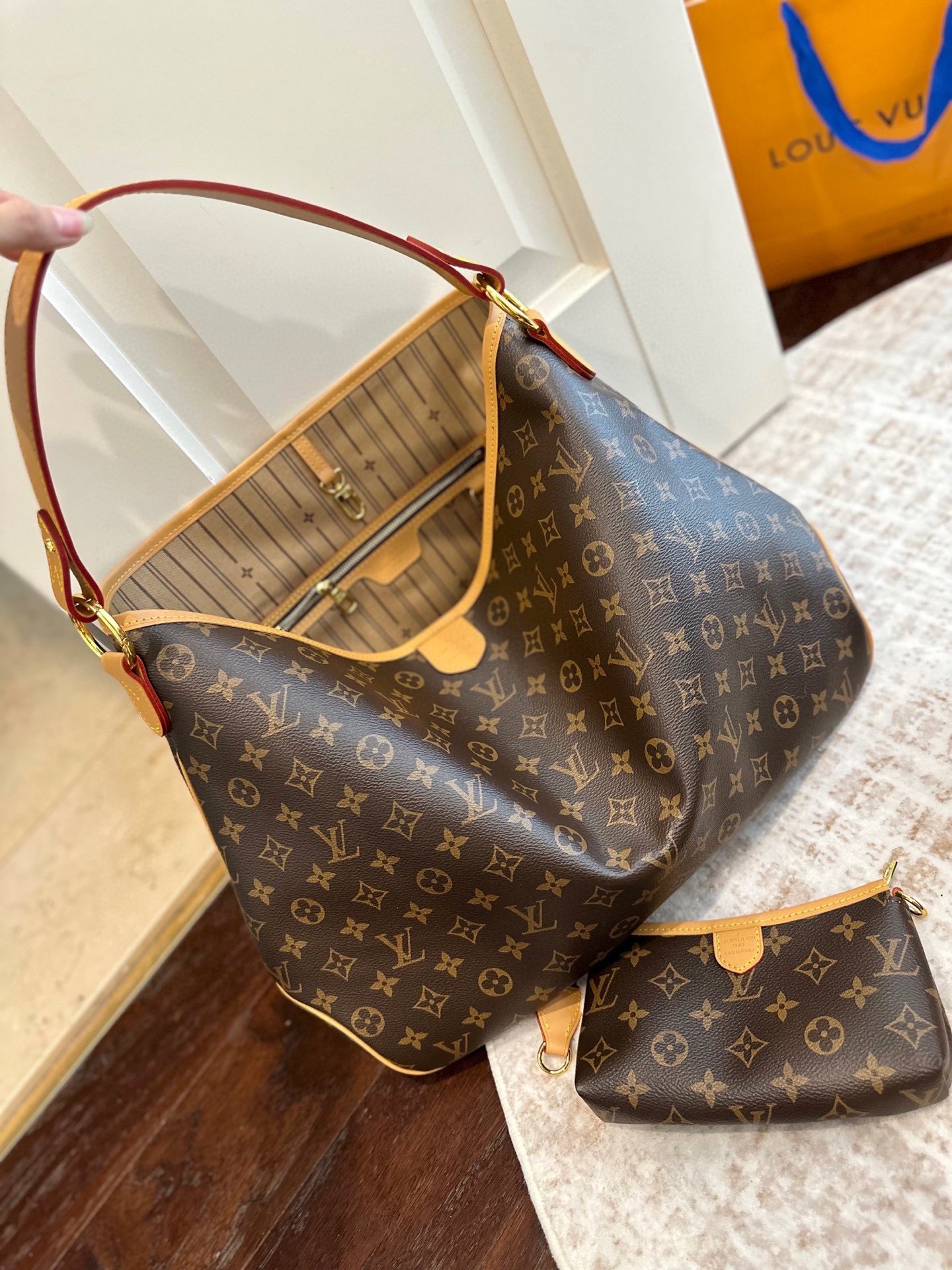 LV Delightful