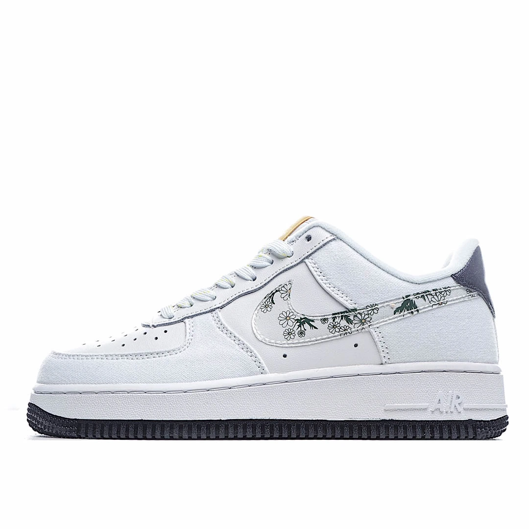 Nike Air Force 1 07 Low Top Sneakers
