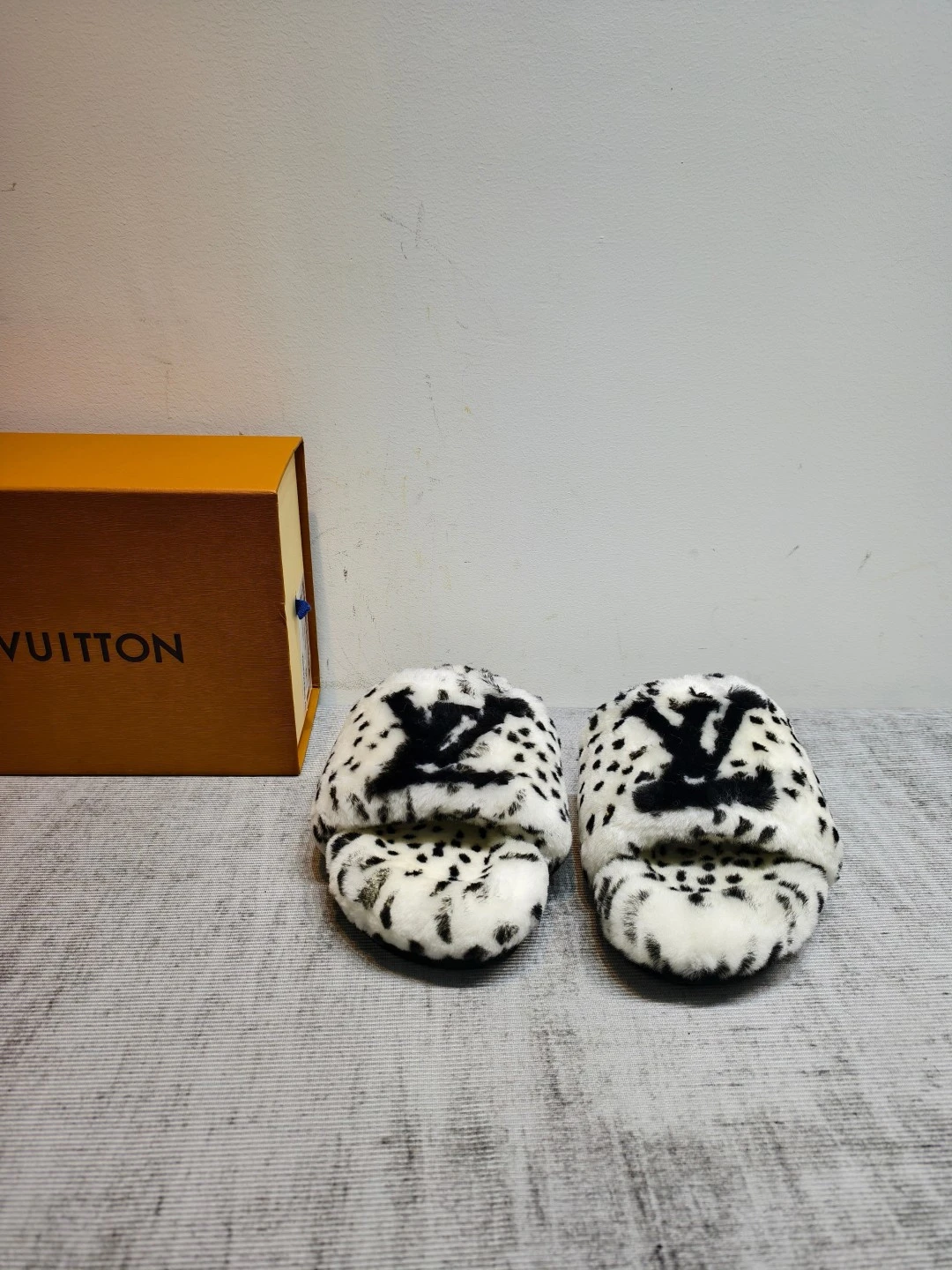 LV 26K new fur slippers
