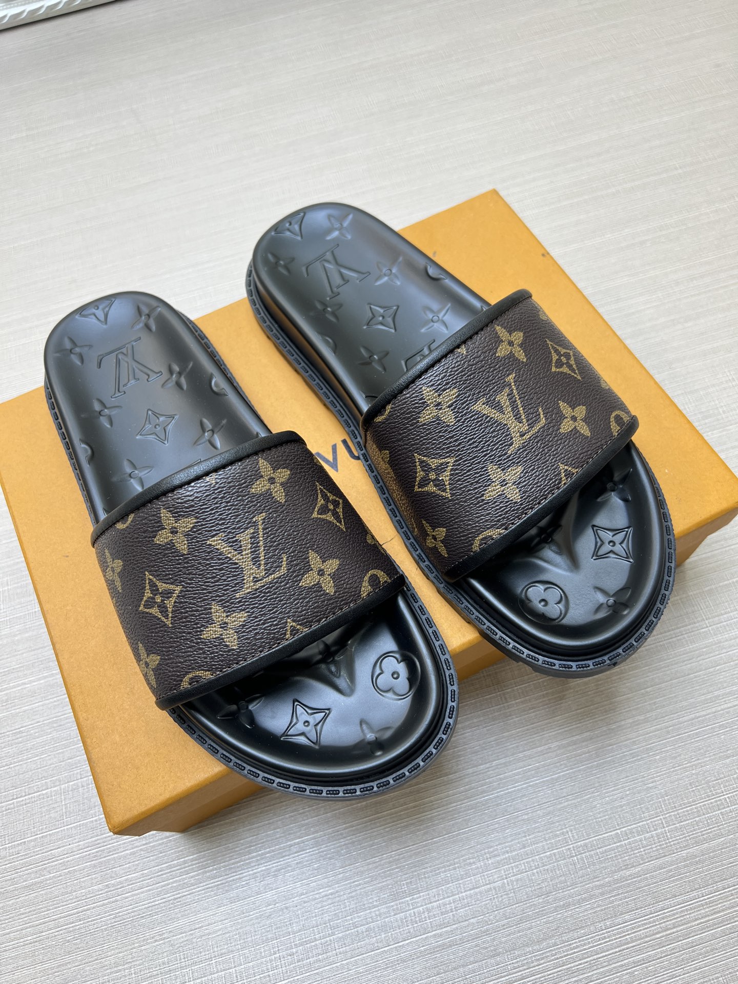 LOUlS VUlTTON Slipper