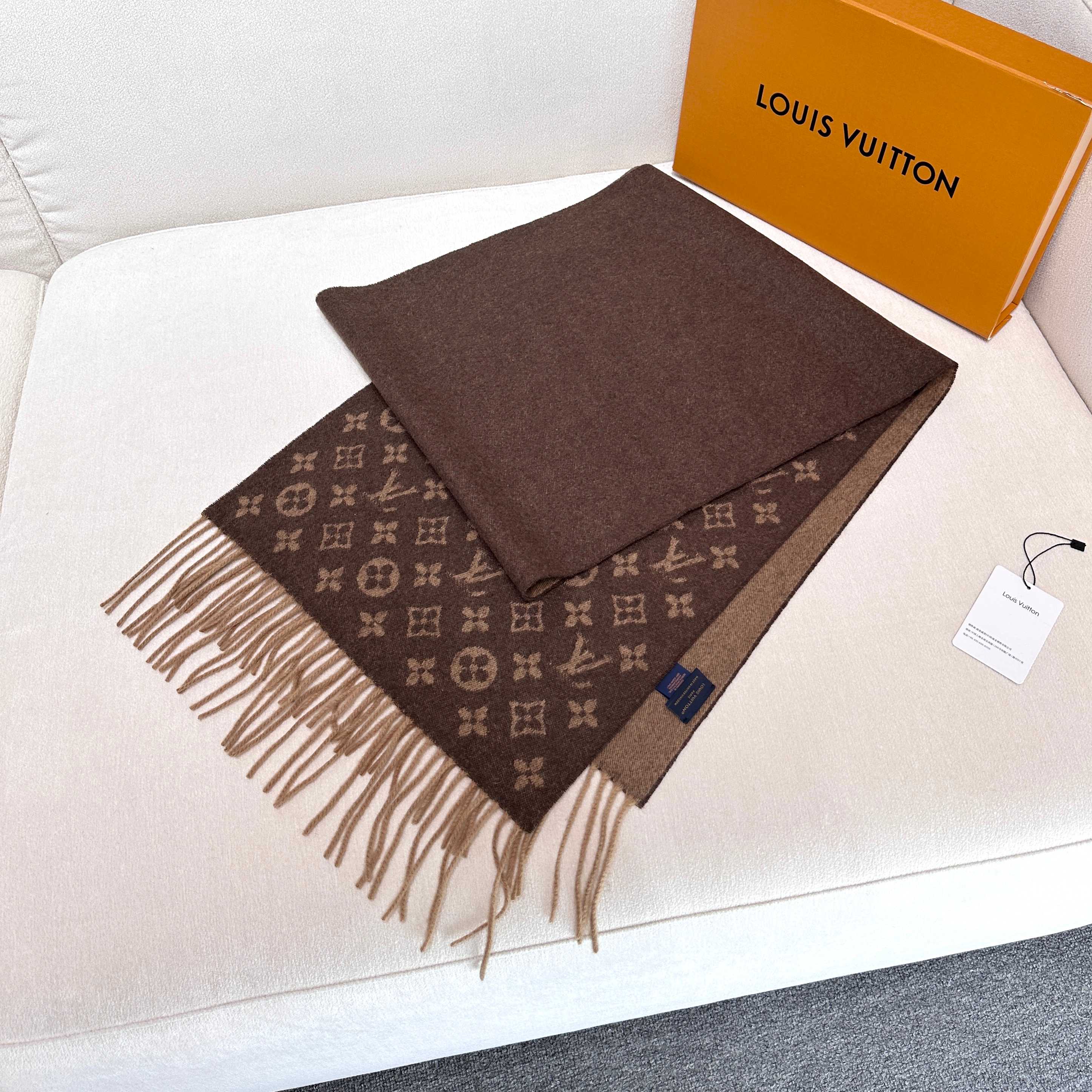 Louis Vuitton Classical Scarf for Men / women