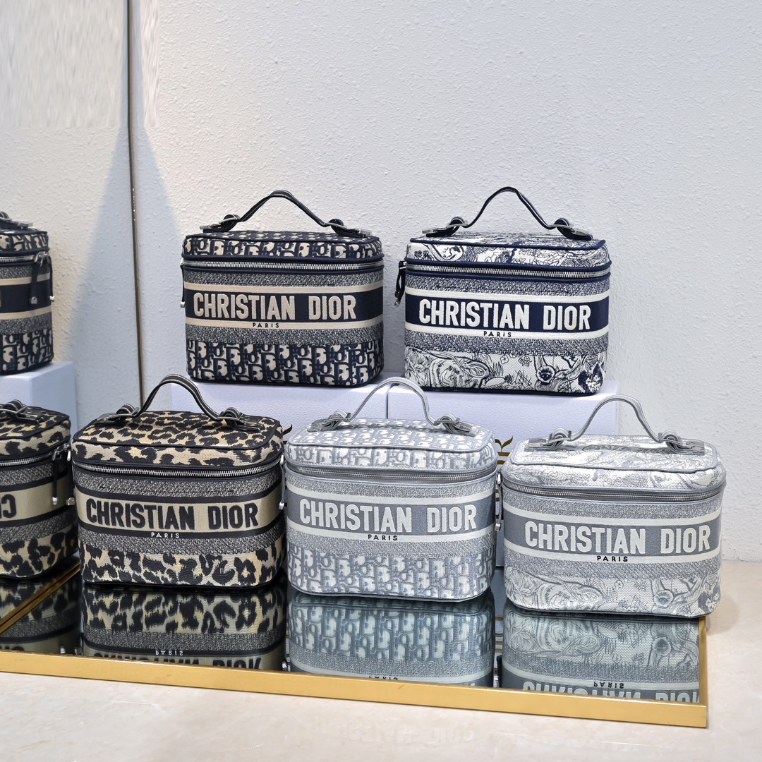 𝗗𝗶𝗼𝗿 𝗢𝗯𝗹𝗶𝗾𝘂𝗲 cosmetic bag/toiletries bag