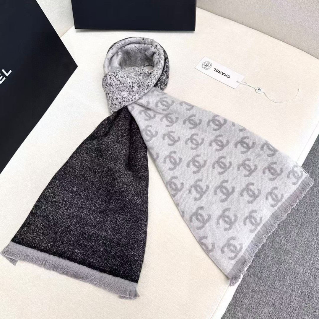 𝐂𝐡𝐚𝐧𝐞𝐥&bull; 𝟐𝟒𝐁 Double C Logo Gradient Scarf